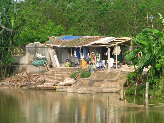 Hiện nay, vợ con ông Vươn phải sống trong ngôi nhà tạm, lợp bờ rô xi măng